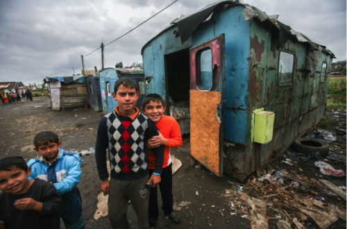 Comunidade cigana expulsa do centro de Miercurea Ciuc e levada a viver perto de uma estação de tratamento de esgotos. Roménia, maio de 2013. Foto de Andreea Tanase, publicada pelo EEB.