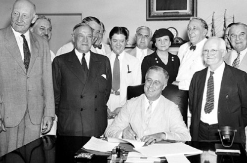 A assinatura do Social Security Act pelo President Franklin D. Roosevelt, a 14 de Agosto de 1935 (F: Associated Press, via Finding Dulcineia). Ver ainda declarações de Franklin D. Roosevelt.