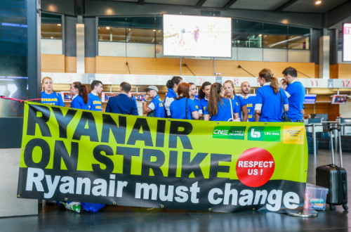 “Ryanair em greve – Respeitem-nos! Ryanair deve mudar”, faixa empunhada por trabalhadores e trabalhadoras da Ryanair no aeroporto de Charleroi, na Bélgica, em 25 de julho de 2018 – Foto de Stephanie Lecocq/Epa/Lusa
