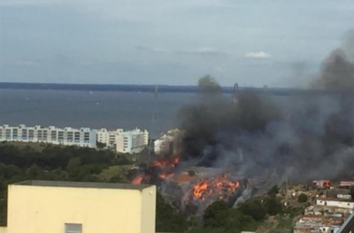 O incêndio deflagrou ontem à tarde nas imediações da Quinta do Mocho, entre as freguesias de Prior Velho e Sacavém e Camarate, Unhos e Apelação.