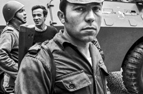 Salgueiro Maia no Largo do Carmo em 25 de Abril de 1974.