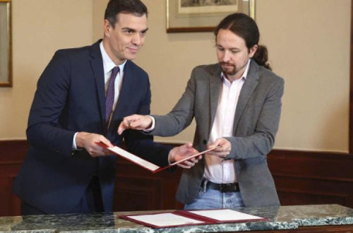 Pedro Sánchez e Pablo Iglesias assinando o acordo de coligação entre o PSOE e o Unidas Podemos.