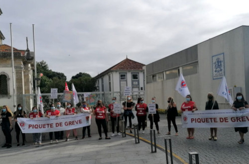 Trabalhadoras da Santa Casa da Póvoa de Varzim em protesto frente à instituição. Foto da CGTP.