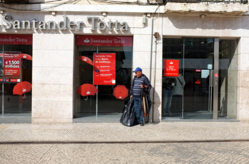 A manifestação, cuja data será divulgada em breve, servirá para “transmitir uma mensagem de indignação às instituições financeiras e governativas”.
