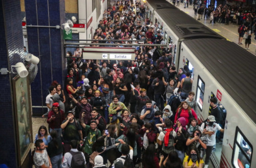 Centenas de pessoas ocupam a estação de metro Los Héroes em Santiago do Chile no dia 18 de outubro de 2019 – Foto de Alberto Pena/Epa/Lusa 