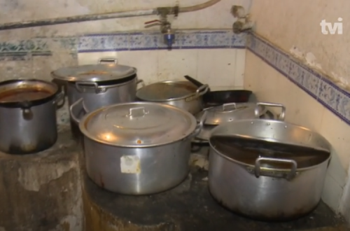 À saída do local, a equipa da TVI fala com o dono da habitação, que justifica as condições porque esta “é a cultura deles. Comem com as mãos. Não temos de fazer mais nada”.