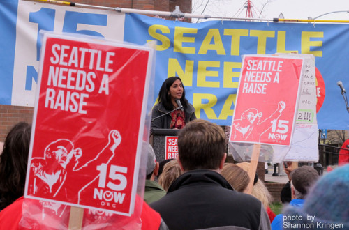 A deputada municipal socialista Kshama Sawant fez campanha pelo aumento do mínimo para 15 dólares/hora. Foto de Shannon Kringen