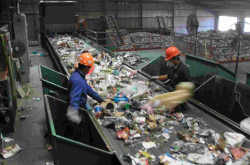 Trabalhadores a separar lixo na Valorsul.