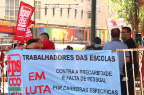 Trabalhadores das escolas em protesto. Foto da FNSTFP.