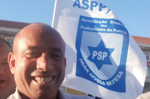 Manuel Morais junto a uma bandeira do sindicato que dirigiu durante cerca de 30 anos. Pormenor de uma fotografia publicada na sua página de Facebook.