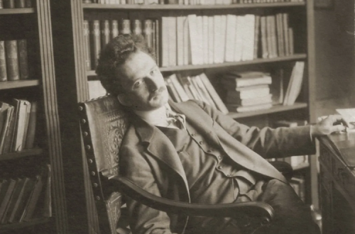 Lukács muito jovem na sua secretária. Foto de "Young Lukács: An interview & photo gallery," The Charnel-House.