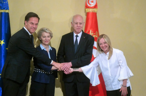 O primeiro-ministro holandês, Mark Rutte, a presidente da Comissão Europeia, Ursula von der Leyen, o presidente da Tunísia, Kais Saied, e a primeira-ministra italiana, Giorgia Meloni, no Palácio Presidencial da Tunísia. Foto da Presidência da Tunísia.