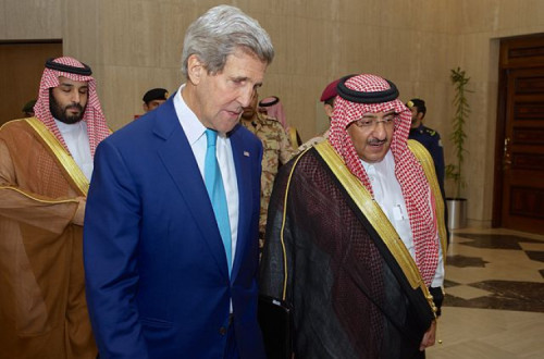 O secretário de Estado dos EUA, John Kerry, com o príncipe herdeiro Muhammad bin Nayef à chegada ao Ministério do Interior, em Riade. Foto do Departamento de Estado dos EUA, em domínio público.