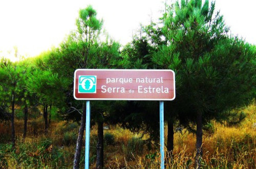 Placa do Parque Natural Serra da Estrela – foto de pedromcmoreira/flickr