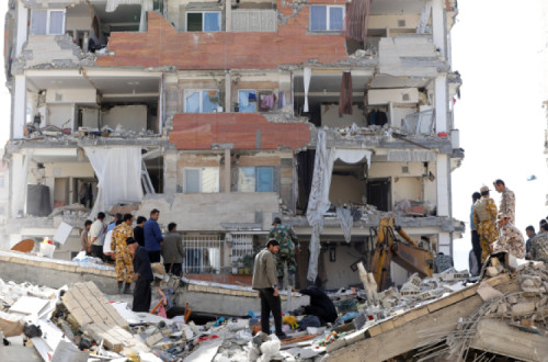 Destruição provocada pelo sismo na cidade de Sarpol-e-Zahab, Curdistão Iraniano – Foto de Abedin Taherkenareh/Epa/Lusa