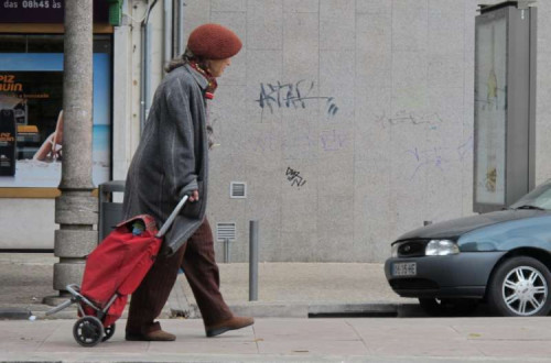 Pessoa com saco de compras.