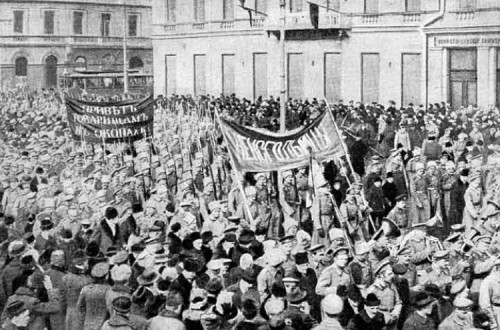 Manifestação de soldados na Rússia em fevereiro de 1917