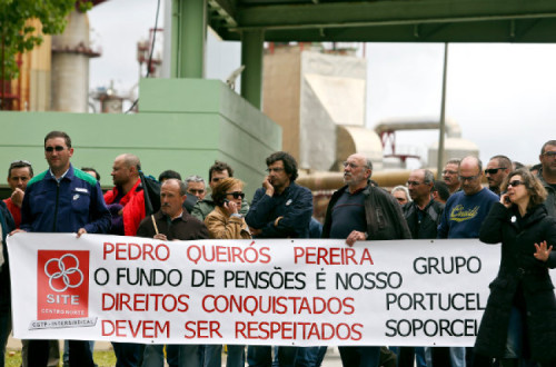 Trabalhadores da Soporcel concentrados junto à entrada da fábrica para impedir a entrada e saída de camiões devido à greve que estão a realizar. Foto de PAULO NOVAIS/LUSA