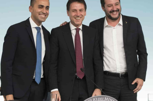 Ex-primeiro-ministo italiano Giuseppe Conte ladeado pelo líder da extrema-direita Salvini e por Di Maio que foi líder do Cinco Estrelas. Outubro de 2018. Foto do Governo Italiano.