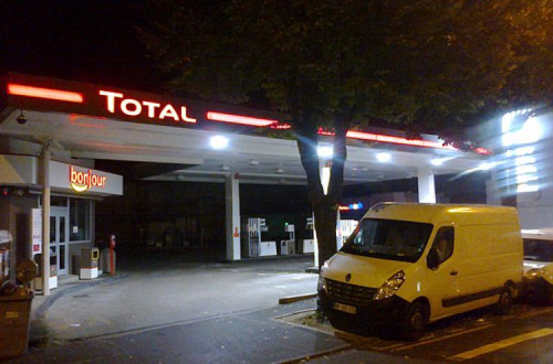 Eurodeputados bloquistas defendem exclusão da indústria dos combustíveis fósseis a fundos europeu - Estação de serviço da Total em Chaville, fonte wikipedia