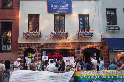 Stonewall Inn, o bar que deu nome aos motins LGBT em Nova Iorque em 1969, num evento comemorativo em 2016. Foto: Rhododendrites/Wikimedia Commons.