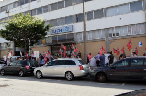 “Mais de 90% dos trabalhadores” dos SUCH aufere apenas o salário mínimo nacional. Os elevados níveis de adesão são “demonstrativos do descontentamento” que existe nos cerca de 3.500 trabalhadores face à atitude da administração e do Ministério da Saúde – Foto da CGTP