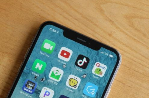 Telemóvel com aplicações entre as quais o TikTok. Foto de Aaron Yoo/Flickr.