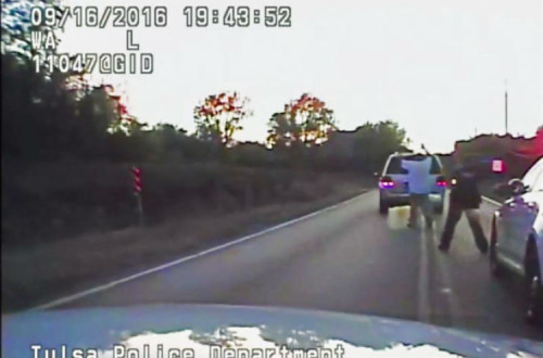 Imagem de vídeo mostra Crutcher com as mãos ao alto pouco antes de ser morto