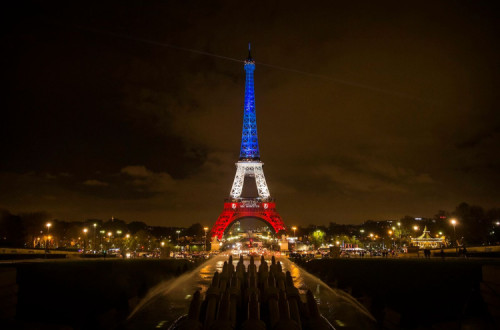 Torre Eiffel, por Etienne Laurent, EPA/Lusa