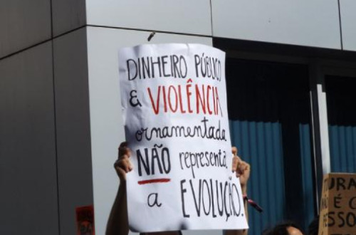 Cartaz feito por Filipa Carmo - Fotografia de Cláudia Neves durante uma manif em Santarém