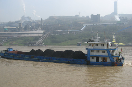 Várias partes do país estão sob fortes restrições de fornecimento de energia devido aos preços elevados do carvão motivados pela crescente procura de energia por parte do setor industrial.