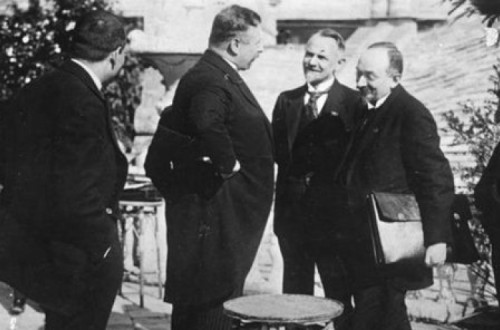 Assinatura do Tratado de Rapallo: o chanceler Joseph Wirth com os representantes da delegação soviética Leonid Krassin, Grigorij Tchitchérine e Adolf Joffe