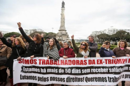 Trabalhadoras da Triumph foram a Belém mas não viram Marcelo – Foto de Nuno Fox/Lusa