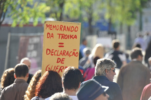 Os programas impostos pela troika tornaram mais fáceis os despedimentos e o abaixamento dos salários, confirmam os patrões