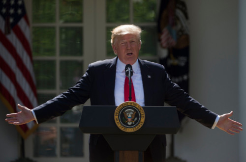 Donald Trump anuncia na Casa Branca que os EUA rasgam o acordo de Paris – Foto de Molly Riley/Epa/Lusa