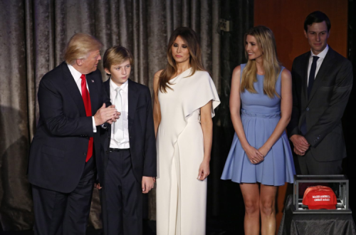Donald Trump com Eric Trump, Melania Trump, Ivanka Trump e Jared Kushner, por Shawn Thew, EPA/Lusa