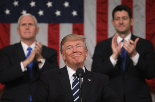 Donald Trump, Mike Pence e Paul Ryan. Foto de Jim lo Scalzo. POOL/EPA/Lusa.