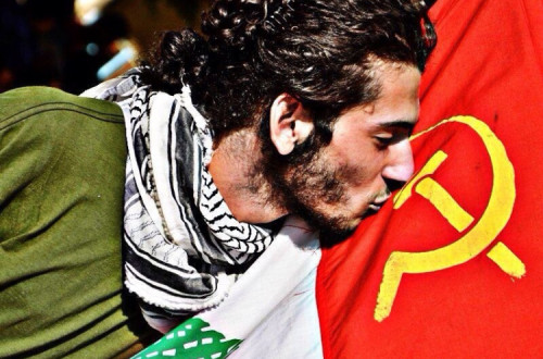Homem beija a bandeira do Partido Comunista do Líbano. Foto de: sa2il-bass-mahdoum/Tumblr.