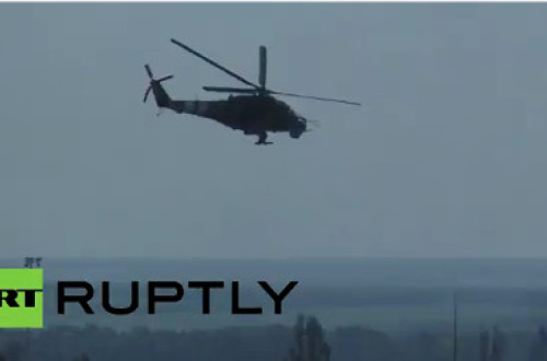 Helicóptero sobrevoando o aeroporto de Donetsk. Imagem da RT
