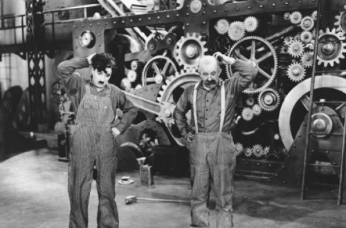 Imagem de Tempos Modernos de Charlie Chaplin.