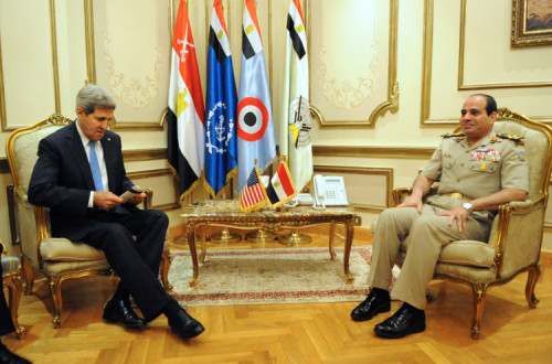 O secretário de Estado dos EUA, John Kerry, e o general Al Sisi: a Casa Branca continua a fornecer 250 milhões de dólares de apoio económico. Foto de U.S. Department of State, creative commons.