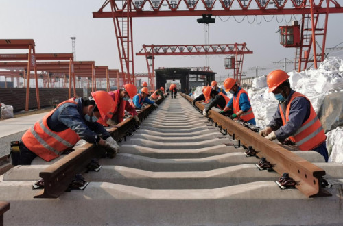 Trabalhadores na construção de uma ferrovia. Foto de China Labour Bulletin.