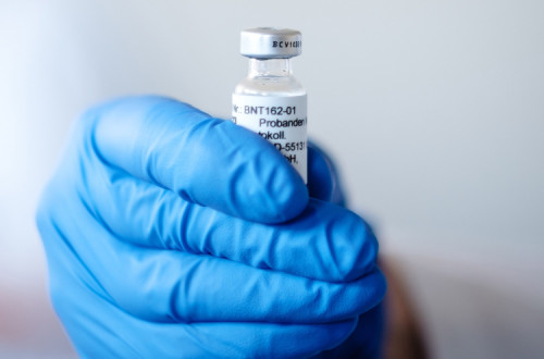 Vacina da BionTech/Pfizer, foto via EPA/Lusa.