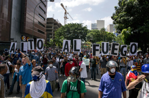 “Cessar-fogo”, palavra de ordem escrita em pancartas em manifestação em Caracas, 26 de maio de 2017 – Foto de Cristian Hernandez/Epa/Lusa