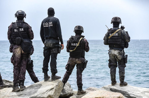 Forças especiais da Venezuela vigiam a zona onde ocurreu o enfrentamento com un grupo armado que desembarcou com lanchas na costa da localidade de Macuto / Foto: Xinhua, Marcos Salgado
