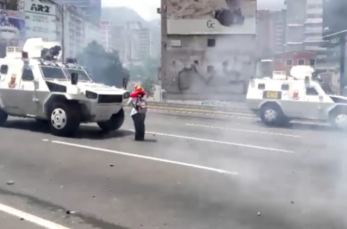 Imagem simbólica da crise na Venezuela: Uma mulher põe-se à frente de um tanque