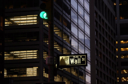 O desenvolvimento extraordinário de Wall Street e dos lucros do sistema financeiro norte-americano podem ser explicáveis pela necessidade de captar capitais para financiar os défices dos EUA. Os bancos europeus foram os principais envolvidos nestas operações financeiras de risco