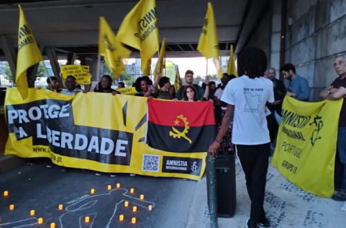Vigília da Amnistia Internacional em Lisboa contra a repressão em Angola.