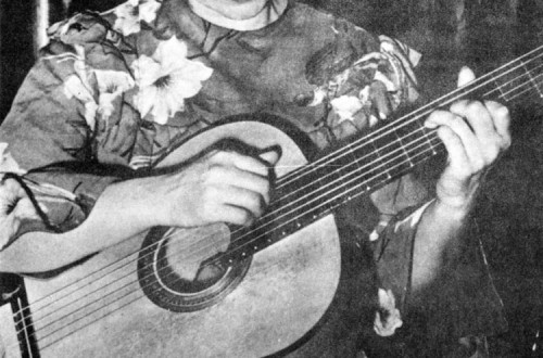 Violeta Parra no La Scala, em Paris, 1953. Foto de www.fundacionvioletaparra.org.