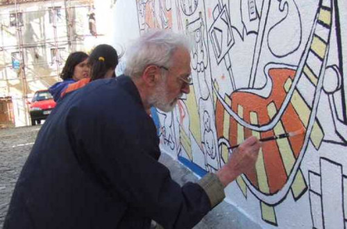 Vitor Silva Tavares, a pintar um mural da Casa da Achada